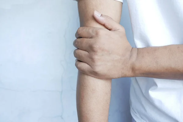 Человек, страдающий от боли в руке крупным планом — стоковое фото