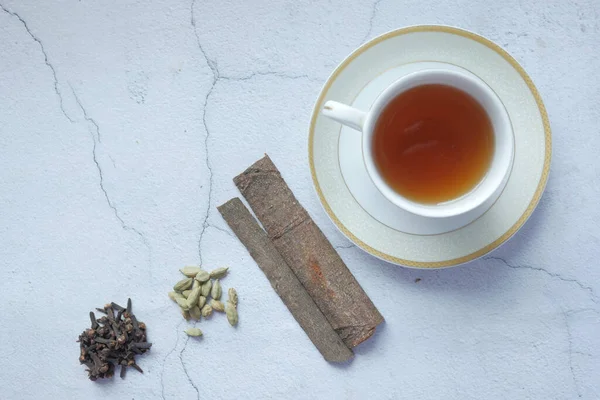 Vista superior de chá de ervas e ingrediente na mesa — Fotografia de Stock