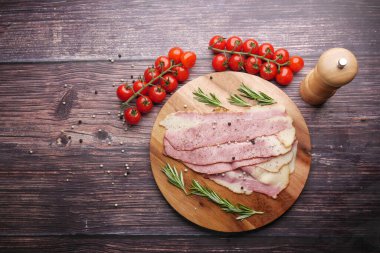 Doğrama tahtasında çiğ domuz pastırması şeritleri. .