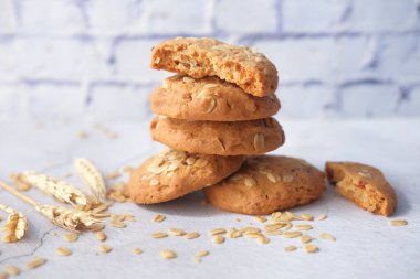 Ahşap arka planda bir yığın çikolatalı kurabiye