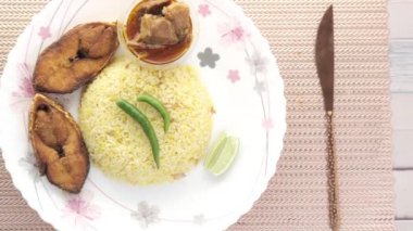  Masada pişmiş balık ve pilav. 