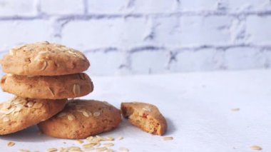 Ahşap arka planda bir yığın çikolatalı kurabiye