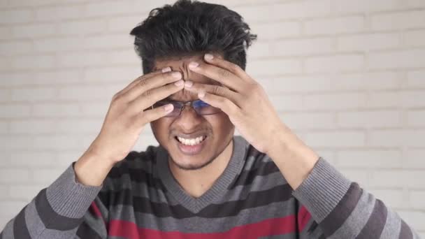 Jovem sofrendo dor de cabeça, close-up — Vídeo de Stock
