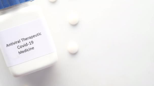 Covid 19 píldoras médicas y envase sobre fondo blanco — Vídeo de stock