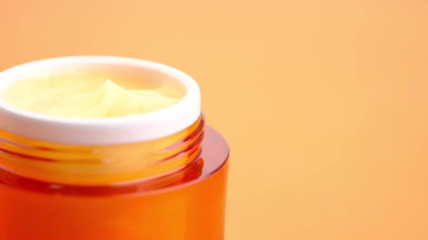 Close up of face cream in a orange container — Stock Video