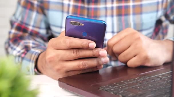 Közelkép fiatal férfi kéz segítségével okos telefon. — Stock videók
