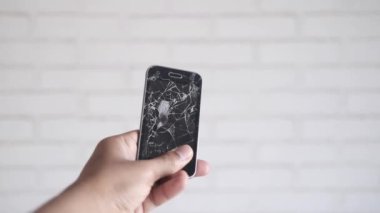 Kırık akıllı telefonu tutan adama yakın dur..