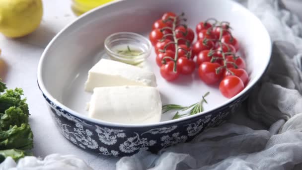 Tomate cereja, queijo e azeite na mesa — Vídeo de Stock