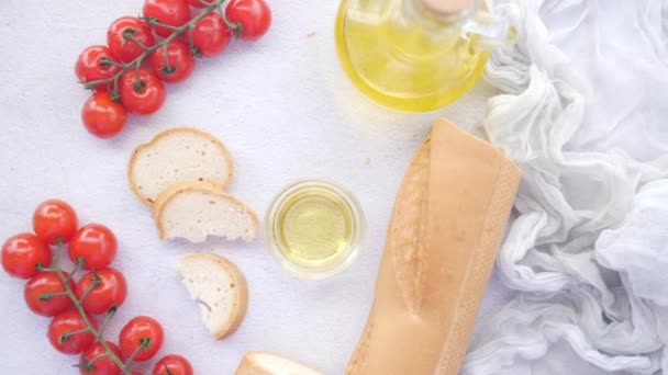 Brot, Tomaten und Olivenöl auf dem Tisch — Stockvideo