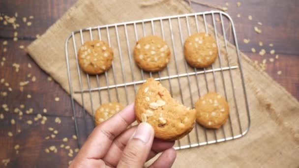 Mano sosteniendo trigo galletas dulces de cerca — Vídeos de Stock