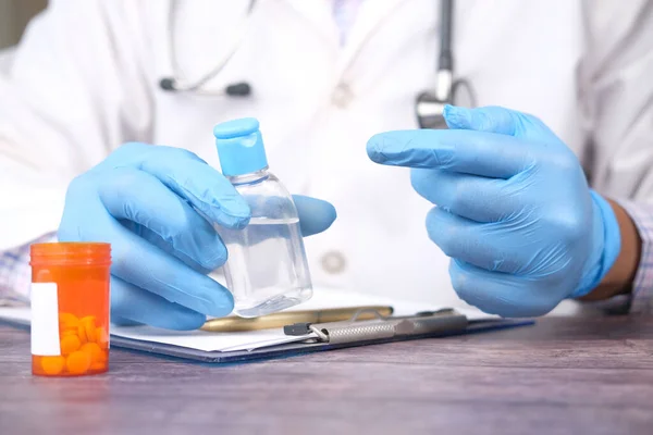 Primer plano de la mano del médico en guantes de látex con desinfectante de la mano — Foto de Stock