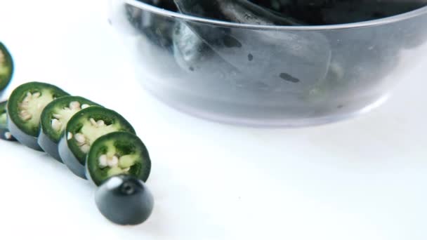 Jalapeno pimentas na placa de forma de coração no fundo branco — Vídeo de Stock