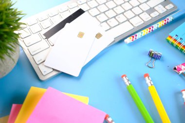  Mavi arkaplanda kredi kartları 