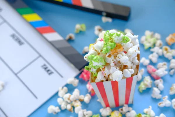 Película clapper board y palomitas de maíz sobre fondo azul —  Fotos de Stock