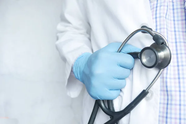 Primer plano de la mano del médico usando estetoscopio. — Foto de Stock