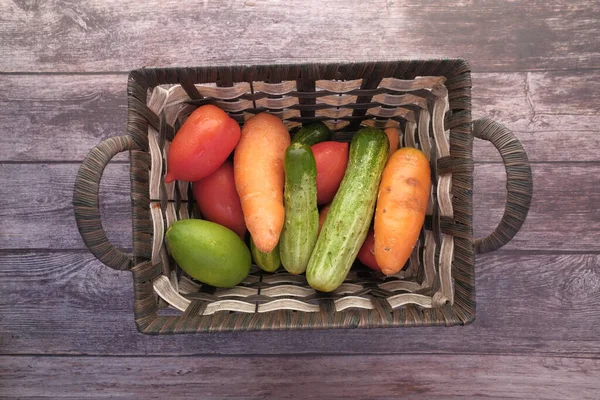 Uma tigela de legumes frescos em uma tigela na mesa de cima para baixo — Fotografia de Stock