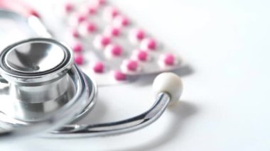 Kabarcık paketi ve steteskop beyaz arka planda 