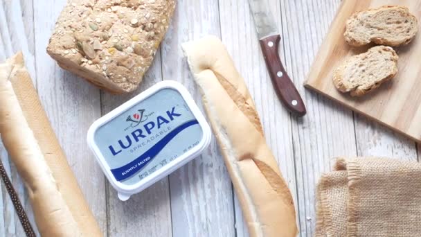 Lauern Butter und Vollkornbrot auf dem Tisch — Stockvideo