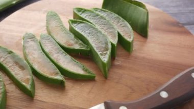 Yakın plan taze Aloe vera doğrama tahtasının üzerinde dilimlenmiş.