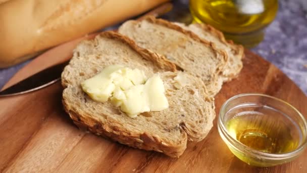 Máslo a celozrnný chléb na stole — Stock video