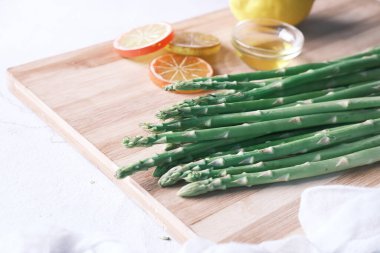 Kuşkonmaz yeşili doğrama tahtasına yakın. ,