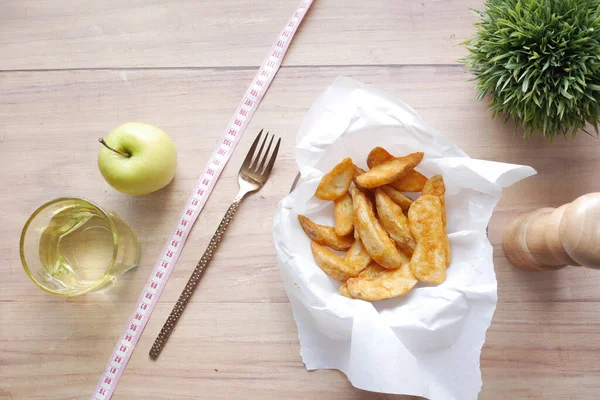 Comparer les quartiers de pommes et de pommes de terre, manger des aliments santé concept . — Photo
