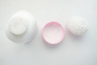 Beyaz arkaplanda Bebek Tozu 'nun üst görünümü 