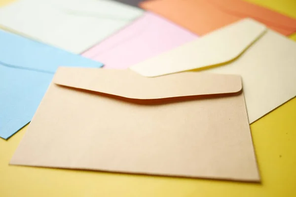 Envelope colorido no fundo amarelo com espaço de cópia. — Fotografia de Stock