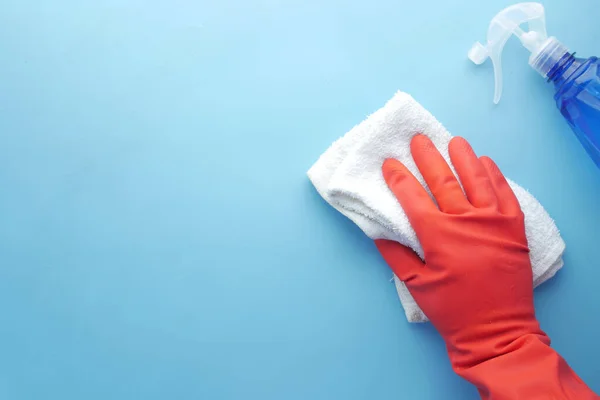 Persona limpieza de manos sobre fondo azul —  Fotos de Stock