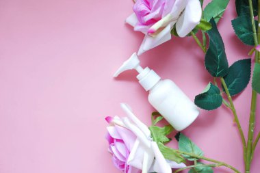 Yüz kremini pembe çiçekli bir kapta kapat. 