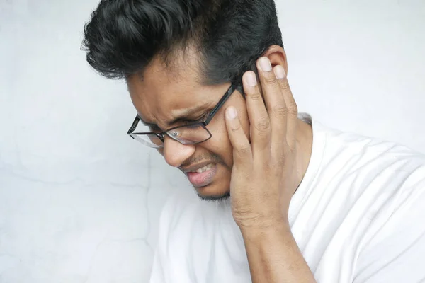 Jongeman met oorpijn die zijn pijnlijke oor raakt , — Stockfoto