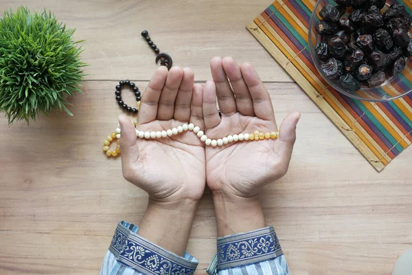 Homem muçulmano manter a mão em gestos de oração durante o ramadã, Close-up — Fotografia de Stock