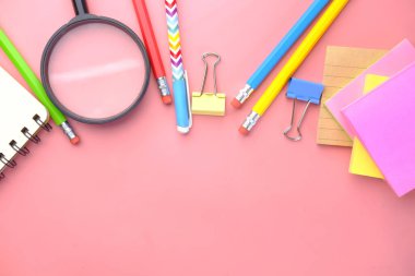 Pembe üzerine büyüteç ve kırtasiye malzemesi 