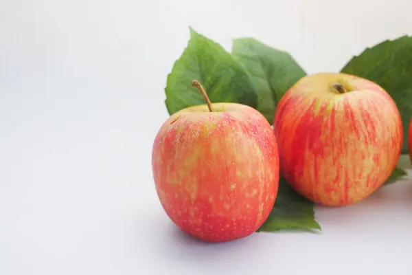 Närbild av färska äpple med blad på vit bakgrund — Stockfoto