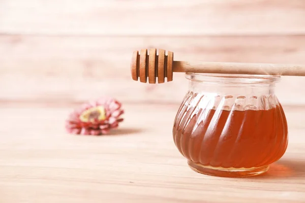 Close up de mel fresco com colher na mesa — Fotografia de Stock