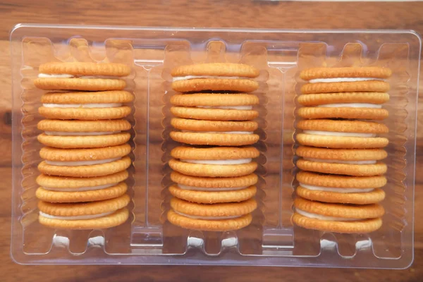 Κλείσιμο των μπισκότων τυριού σε ένα συσκευαστή στο τραπέζι — Φωτογραφία Αρχείου