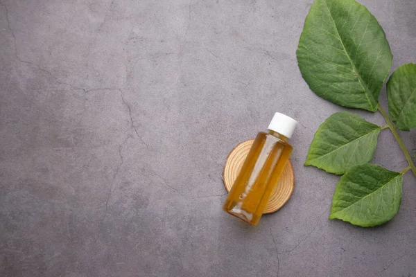 Aceites esenciales de eucalipto en una botella de vidrio con hoja verde sobre fondo blanco — Foto de Stock