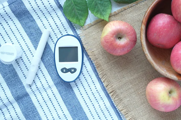 糖尿病测量工具和摆在桌上的新鲜苹果 — 图库照片