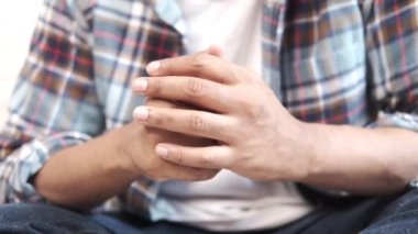 Gergin bir genç adam eli. 