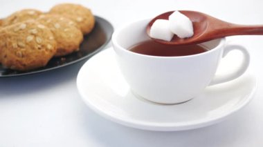 Masada bir fincan çay ve şeker.