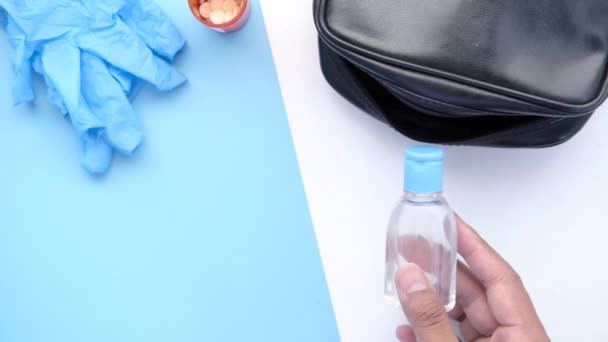 Poner desinfectante de manos en una bolsa pequeña — Vídeos de Stock