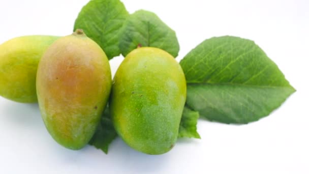 Beyaz arkaplanda kopyalama alanı olan taze yeşil mango — Stok video