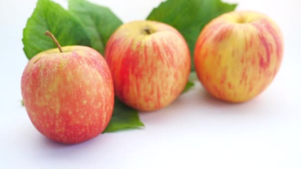 Primer plano de manzana fresca con hoja sobre fondo blanco — Vídeos de Stock