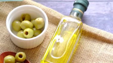 Bir şişe zeytinyağı ve taze zeytin. .