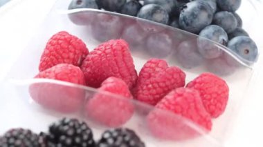 Böğürtlen meyvelerini paketleyin.,