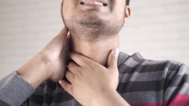 Boğazı ağrıyan tanınmamış bir adam. 