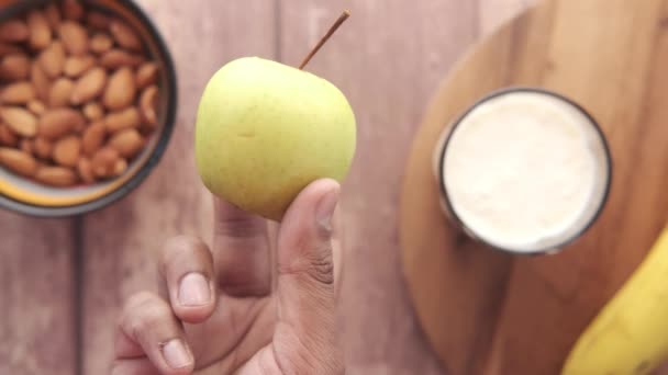 Mano sosteniendo manzana verde — Vídeos de Stock