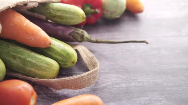 Alimento saludable con papel reutilizable bolsa de verduras sobre fondo blanco.. — Vídeo de stock