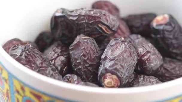 Perto de fruta de data fresca em uma tigela na mesa — Vídeo de Stock