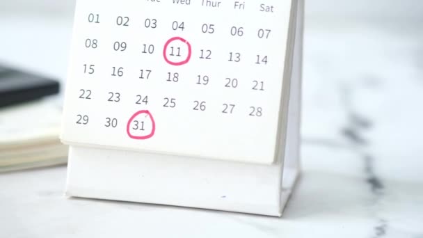 Concepto de plazo con círculo rojo en la fecha del calendario de primer plano — Vídeo de stock